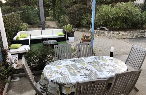 Ledenon House | Entire private gîte