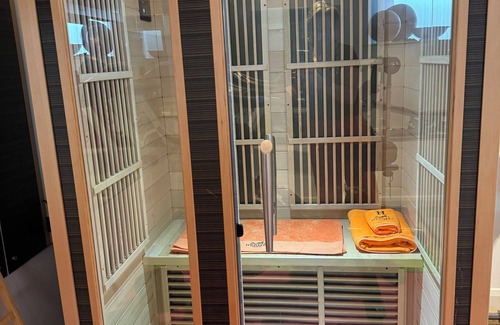 Beechingstoke Apartment | Entire self contained Cellar, Sauna & Gym Suite including breakfast