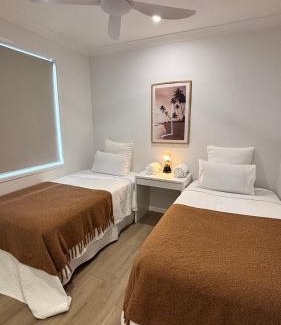 Banora Point House | Entire Unit 11 kms to Gold coast Airport for family holidays 04 Beds 2 rooms
