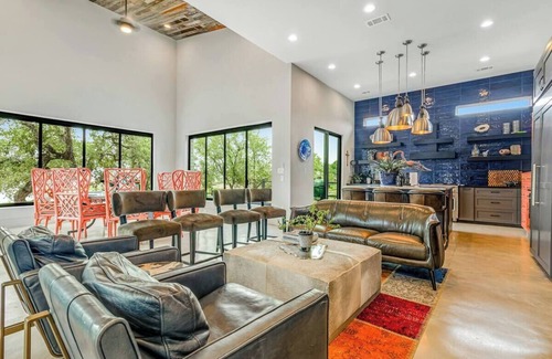 Burnet House | Epic Lakefront Escape/Infinity Pool & Nonstop Vibe