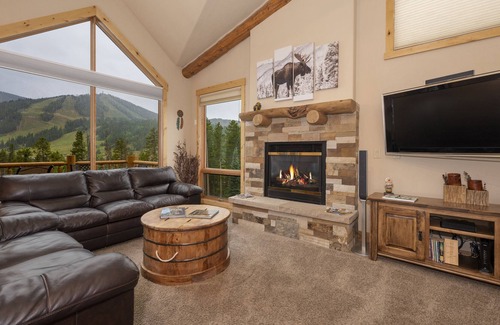 Old Town House | Epic Ski Resort Vistas: Snowy Peaks, Family-Friendly Serenity & Private Relaxation