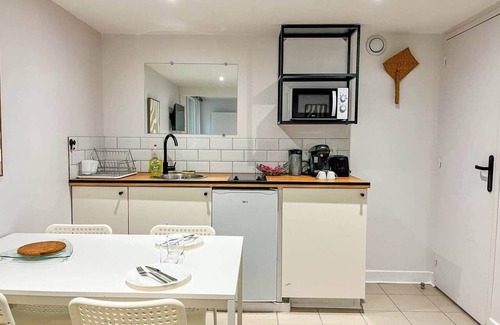 Tassin-la-Demi-Lune Apartment | Escape: Jacuzzi & Sauna