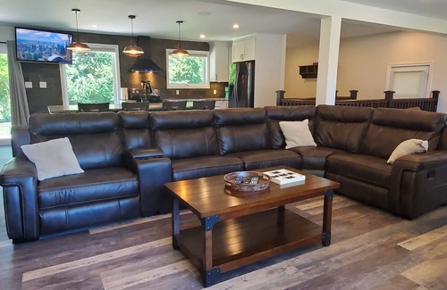 Ayton House | escape, relax in modern convenience & comfort.
