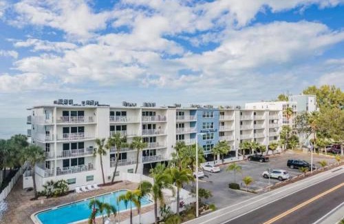 Indian Shores Apartment | Escape the Winter in Indian Shores! Beachside Condo with Heated Pool & Walkable to Restaurants!
