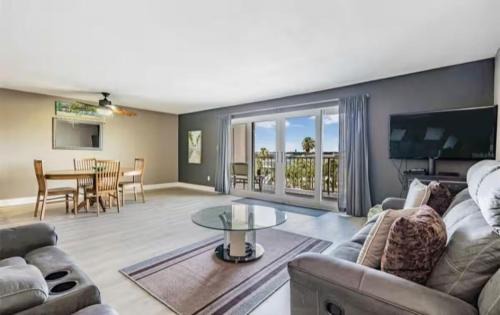 Indian Shores Apartment | Escape the Winter in Indian Shores! Beachside Condo with Heated Pool & Walkable to Restaurants!