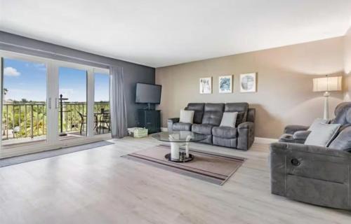 Indian Shores Apartment | Escape the Winter in Indian Shores! Beachside Condo with Heated Pool & Walkable to Restaurants!