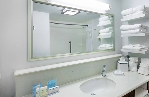 Greater Greenspoint House | Escape to a Dreamy Suite w/ a Modern Vibe!