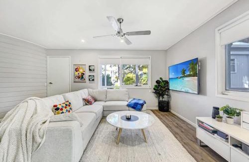 Mooloolaba House | Escape to Emerald Springs - Palm Trees & Pool