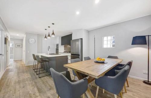 Mooloolaba House | Escape to Emerald Springs - Palm Trees & Pool