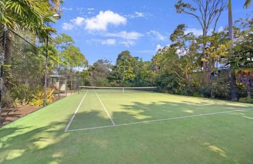 Mooloolaba House | Escape to Emerald Springs - Palm Trees & Pool