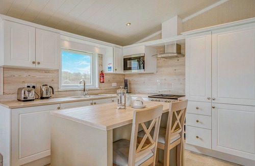 Hewas Water Ski Chalet | Escape to the Jasmine Lodge, nestled amidst stunning rolling countryside.