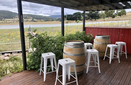 Tea Tree Cottage | Ese vineyard cottage, family friendly 30mins from Hobart CBD