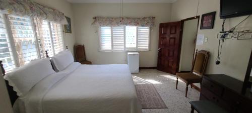 Runaway Bay Villa | Eslyn Villa