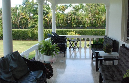 Runaway Bay Villa | Eslyn Villa Runaway Bay - A Home Away From Home.