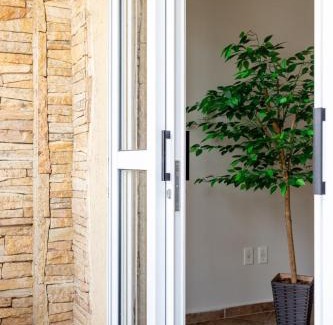 Regiao Urbana Homogenea X Apartment | Espaçoso com 2 Quartos, bem tranquilo c/varanda!