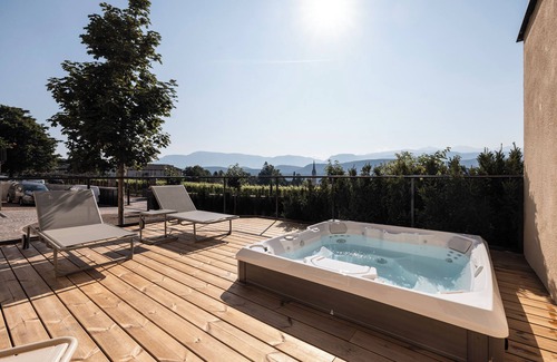 Caldaro Sulla Strada del Vino Apartment | Essa Suites - a place of longing. Luxurious apartment with private terrace.