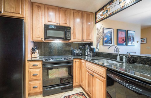 Telluride Condo | Etta Place Too 103 by Avantstay Close to Town & The Slopes! In Complex w/Communal Pool & Hot Tub