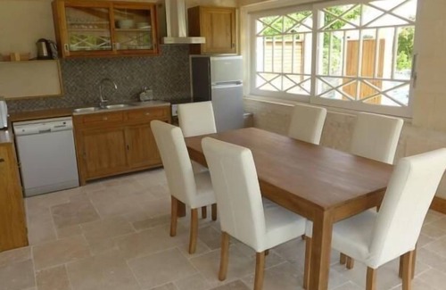 Fontaines-d'Ozillac Villa | EUCALYPTUS Gîte - 100 m2 - 4 people - Private access, parking and garden. Estate with swimming pool and private park Discreetly adjoining the Gîte Cyprès with private garden, terrace and parking.