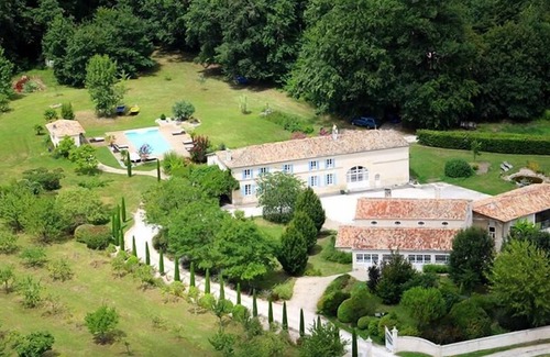 Fontaines-d'Ozillac Villa | EUCALYPTUS Gîte - 100 m2 - 4 people - Private access, parking and garden. Estate with swimming pool and private park Discreetly adjoining the Gîte Cyprès with private garden, terrace and parking.