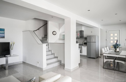Gouvia Apartment | Euphoria Seaview Residences with Shared Pool by Konnect