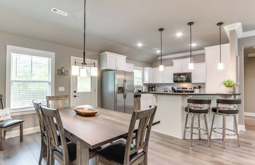 Holiday Island Cottage | Eureka Springs Family Home - 1/2 Mi to Marina!