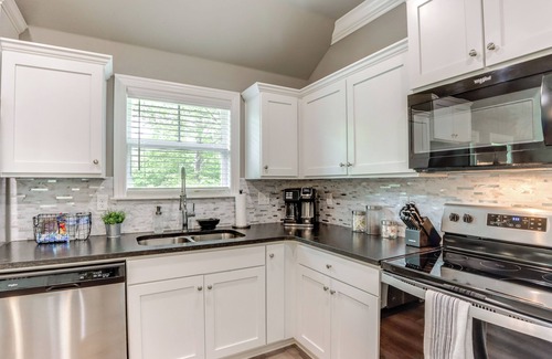 Holiday Island Cottage | Eureka Springs Family Home - 1/2 Mi to Marina!