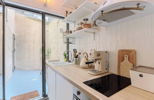 Quartier de la Chapelle Apartment | Évangile | Cosy studio with private courtyard