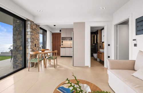 Koutsouras Apartment | Evelmare Beachfront Apartment With Private Jacuzzi