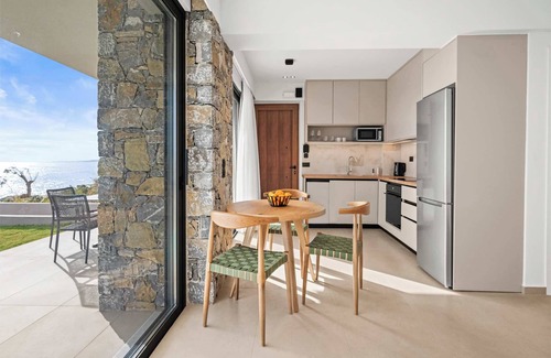 Koutsouras Apartment | Evelmare Beachfront Apartment With Private Jacuzzi