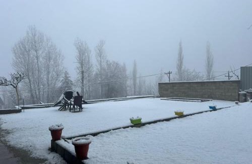 Srinagar House | Everest Guest House
