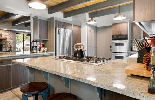 Evergreen Estates House | Evergreen -LUXURY CABIN WITH A HOT TUB, GAME ROOM & 3 EN-SUITE BEDROOMS!