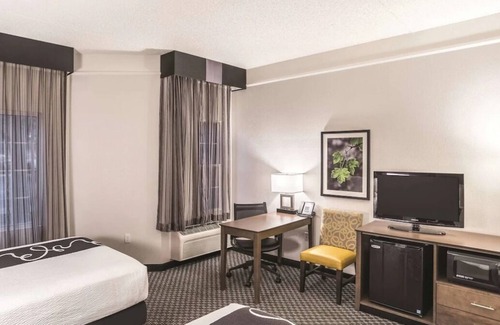 Woodlands Village House | Everything You Need For The Perfect Vacation! 3 Great Units, Free Parking