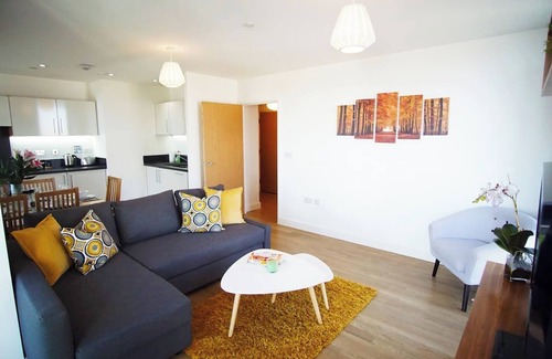 Royal Docks Apartment | Excel Centre | O2 Arena | City Airport w/Parking