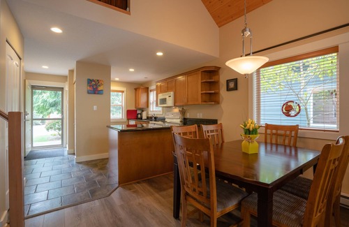 Regional District of Nanaimo Resort | Exceptional Oceanside Cottage in Parksville BC located in Popular Resort Area!