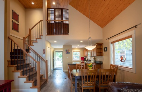 Regional District of Nanaimo Resort | Exceptional Oceanside Cottage in Parksville BC located in Popular Resort Area!