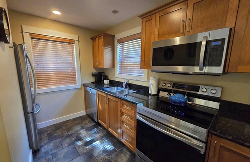 Regional District of Nanaimo Resort | Exceptional Oceanside Cottage in Parksville BC located in Popular Resort Area!