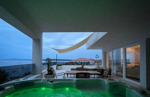 Zavala Apartment | Exclusive 2 Bedroom Seafront Suite with jacuzzi
