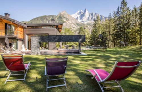 Les Praz-de-Chamonix Ski Chalet | Exclusive modern chalet with swimming pool, sauna and mountain views