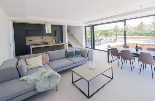 Peroj Villa | Exclusive villa, large garden and big swimming pool. Pool heating from 04/2023!