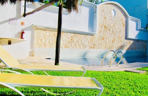 Playacar Bed & Breakfast | Executive Basic Room With Swimming Pool Air Conditioning and Parking