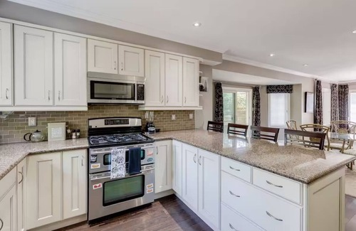 Scarborough House | Executive home, spacious, 4 bedrm, parking, 30 min to downtown, backyard, pets