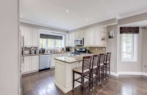 Scarborough House | Executive home, spacious, 4 bedrm, parking, 30 min to downtown, backyard, pets