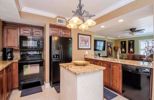 Lake Tarpon Estates House | EXECUTIVE LAKEHOME 6BR Screened Pool Home, 2 Kitchens to entertain, 2 laundrys