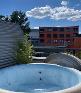 Hainholz Apartment | Executive Maisonette Penthouse Loft, Rooftop Pool, Central Hannover and Direct Messe Connection