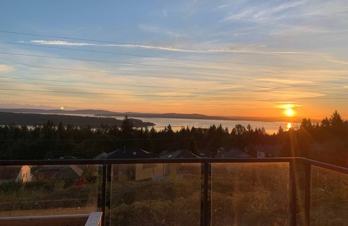 Ladysmith House | Executive Ocean View pet friendly Suite Sleeps 10 guest