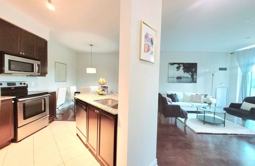 The Peanut Condo | Executive Spacious Ravine Living with Pool Gym & Free Parking