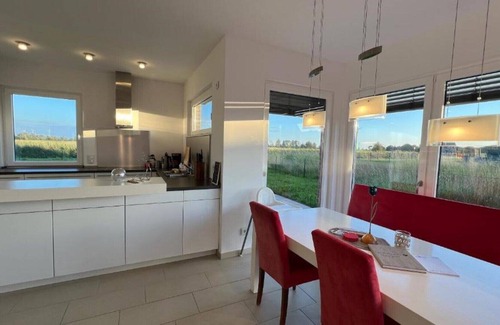 Eilsum Apartment | Exklusiver Platztraum, Sonnengeflutet, mit Weitblick Garten, Südbalkon/terrasse