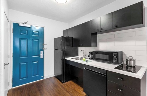 East Congress Hotel | Experience Austin's Famous 6th Street from Comfortable & Family Friendly Suites