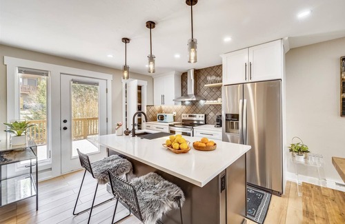 Dunkin Hill House | Experience breathtaking mountain views at Tenmile Viewhouse!