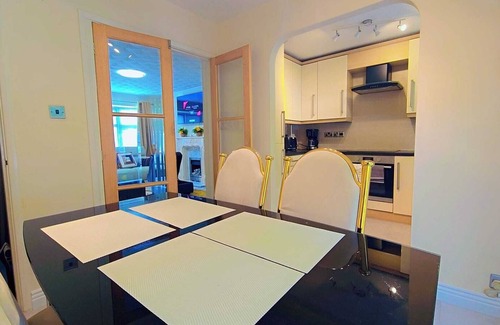 Wigan House | Experience Comfort and Style at Our Modern Luxury 3-Bedroom Guesthouse in Wigan"